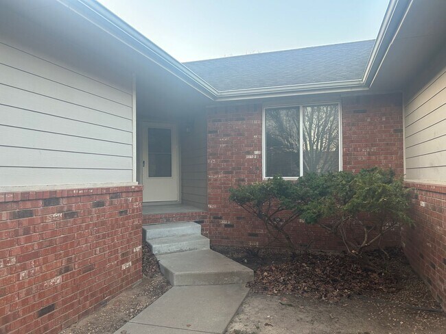 Building Photo - West Side Duplex - $300 off 1st Month !!