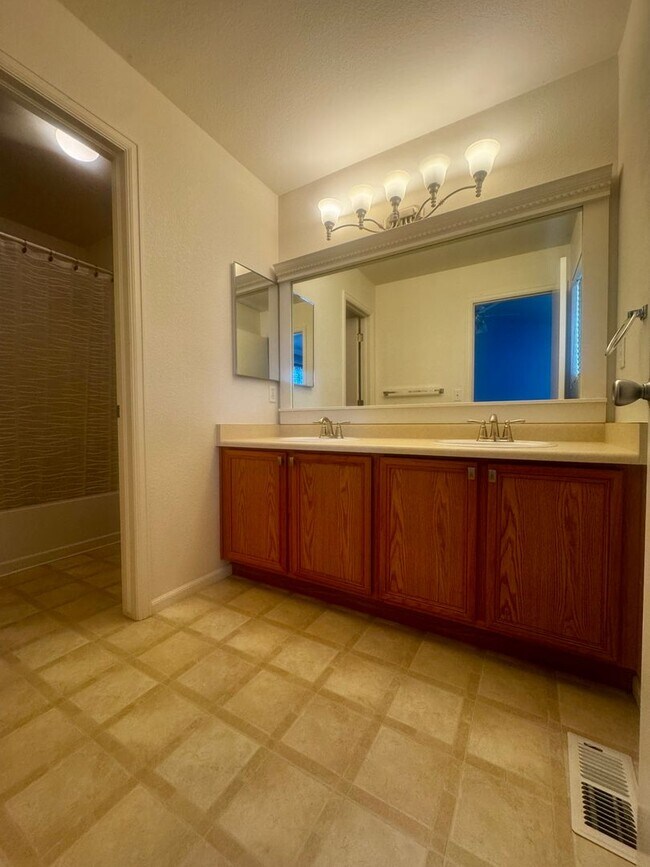 Building Photo - 2 Bed 3 Bath Townhome on Dublin & Powers