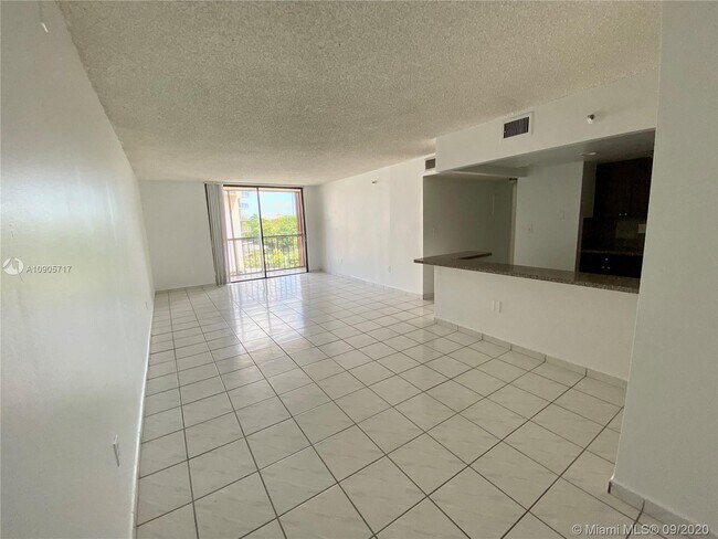 Building Photo - 9686 Fontainebleau Blvd