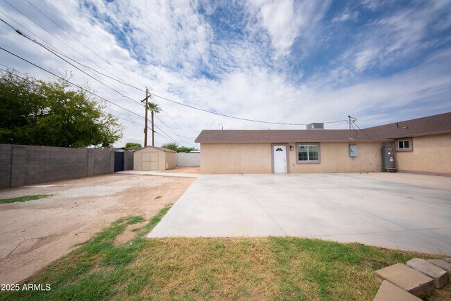 Building Photo - 2101 W Coolidge St