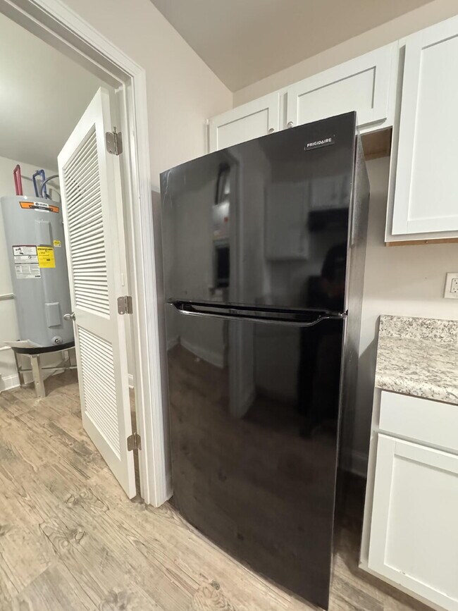 Building Photo - Inquire today on how to get FREE rent!