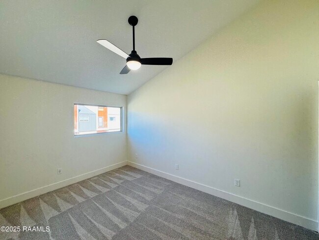 Building Photo - 113 Bayou St