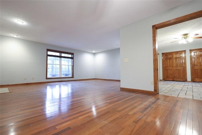 Building Photo - 722 Smalley Dr