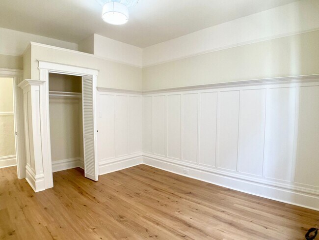 Building Photo - LOWERED PRICE! FULL FLOOR FLAT! Bay Window...