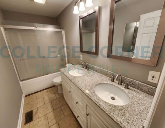 Building Photo - 639 S Poplar St