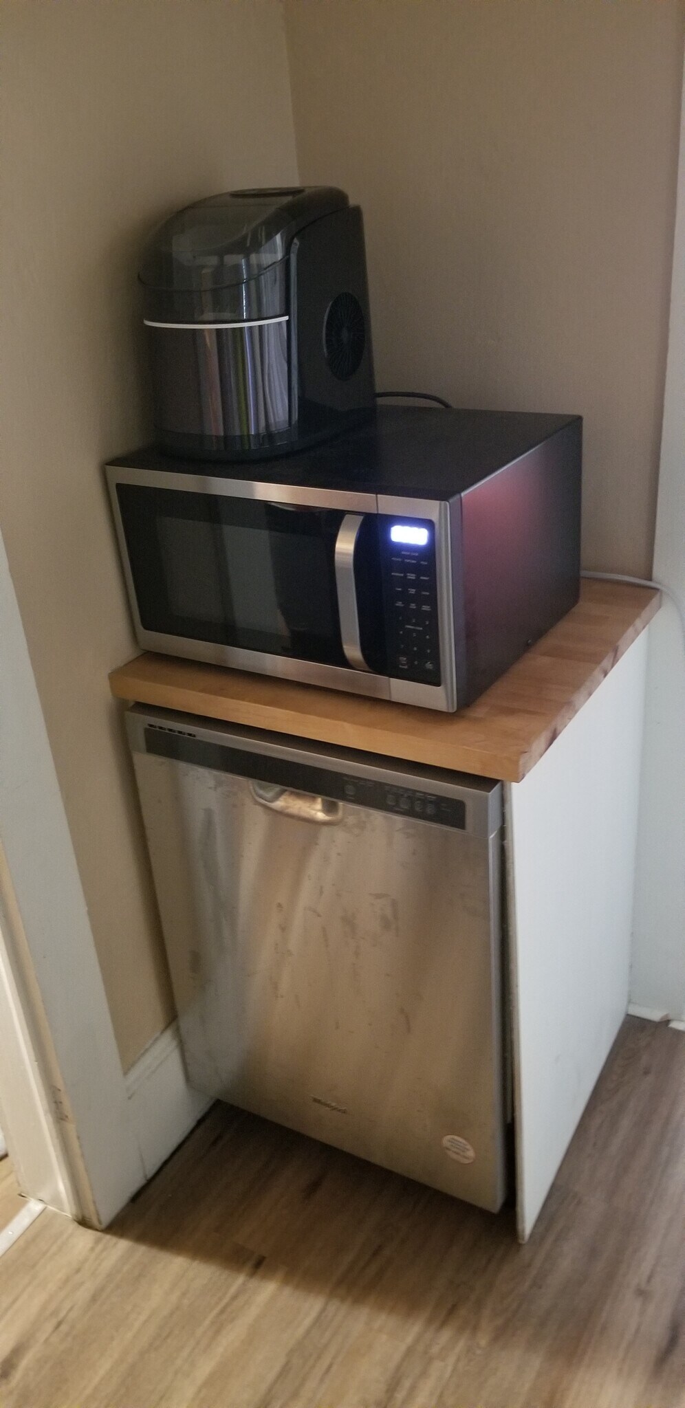 New diswasher / New microwave. - 208 NW 3rd St