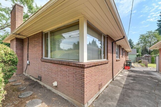 Building Photo - 3 Bedroom Single Level