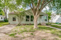 Building Photo - 829 Holly Dr