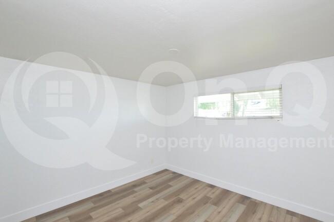 Building Photo - 1202 E Kaler Dr
