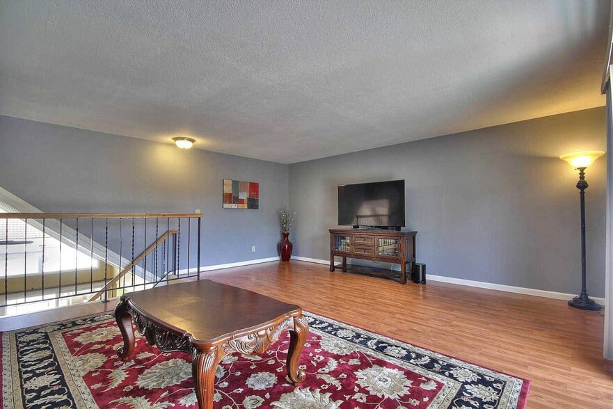 Entertainment Room - 33067 Lake Michigan St