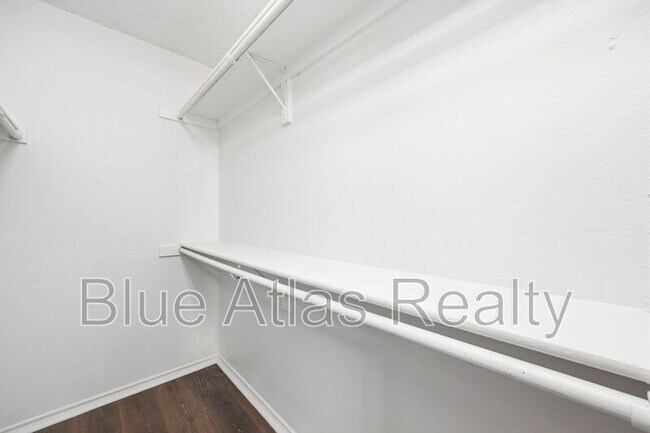 Building Photo - 916 Hilltop Dr