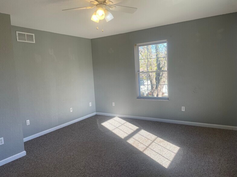 Building Photo - 1010 Orchard Dr