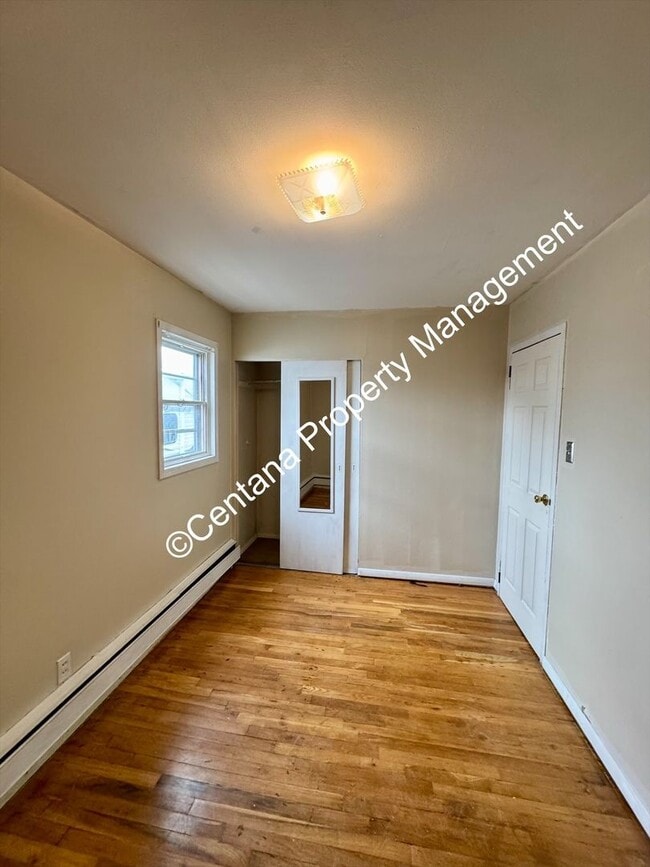 Building Photo - Pet friendly 2 bedroom house with a large lawn!