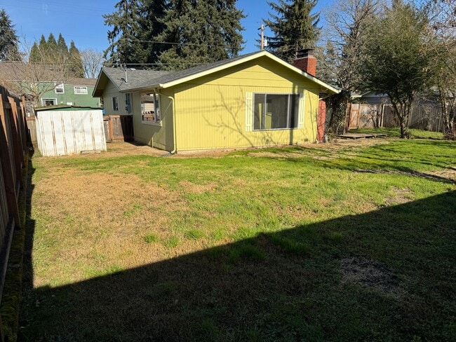 Building Photo - Updated 4 bedroom 1 bathroom house in Eugene!