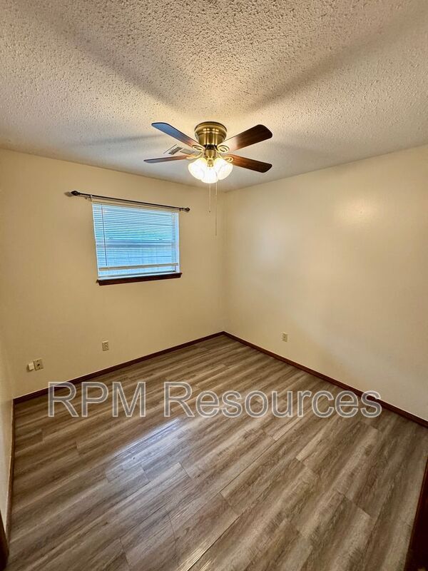 Building Photo - 7625 S Sherwood Ave