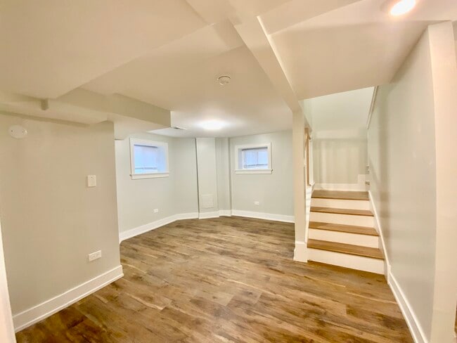 Building Photo - 3014 N California Ave