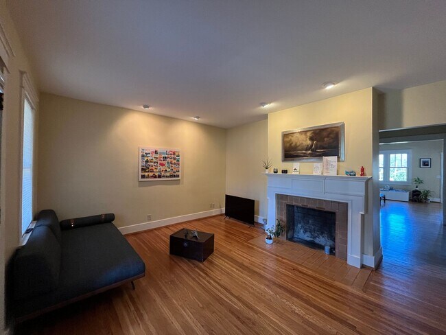 Building Photo - Charming Home in Belmont-Hillsboro Neighborhood, minutes to Vandy and Belmont, Fenced Yard