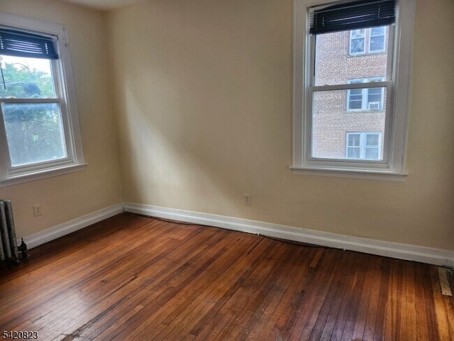 Building Photo - 313 Leslie St