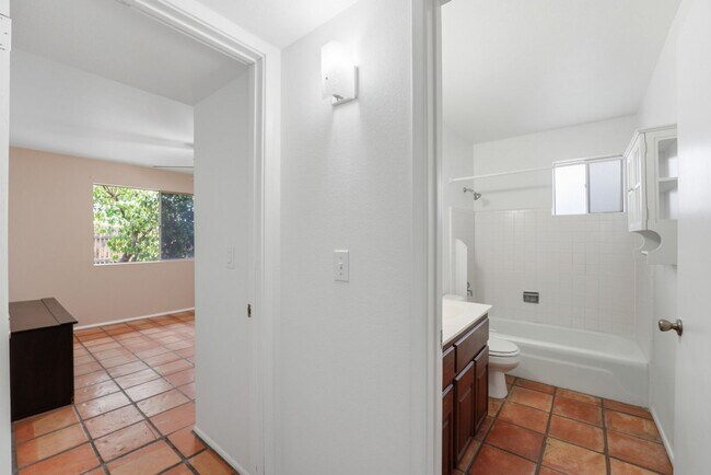 Building Photo - Maintained Mesa rental offering comfort, convenience, and easy access to everything the East Vall...