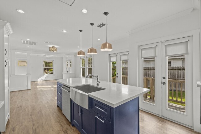 Building Photo - 724 E 21st St