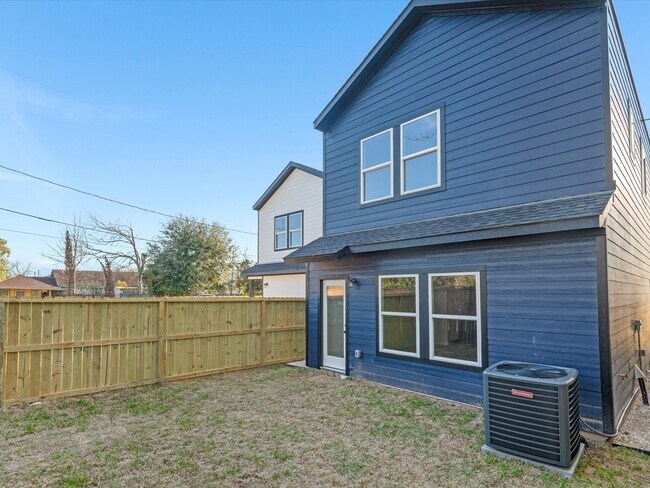 Building Photo - 5702 Elysian St