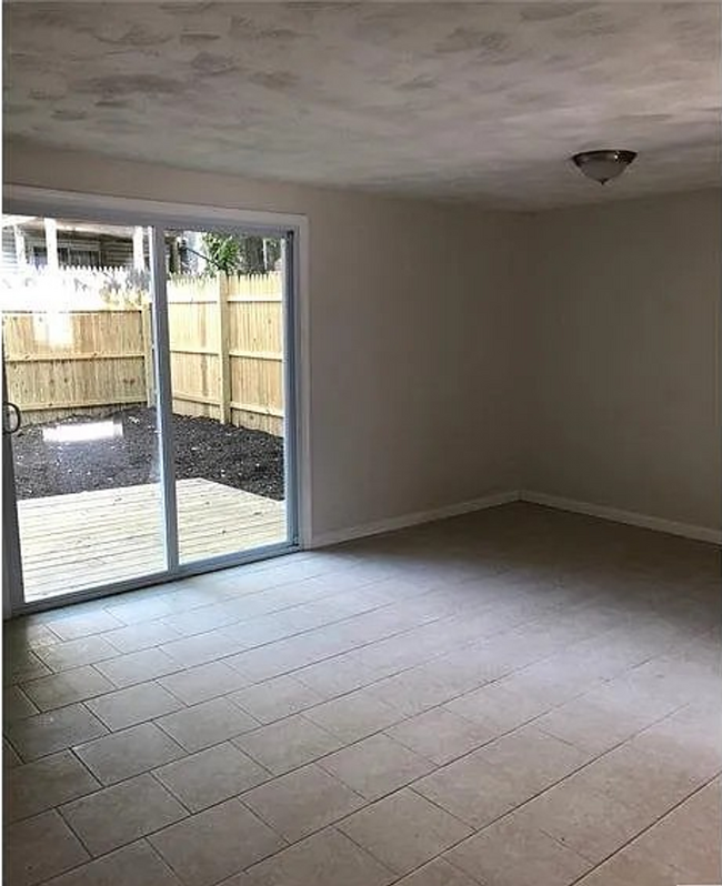 Building Photo - Immediate Move-In!!! 3 Bedroom 1.5 Bath