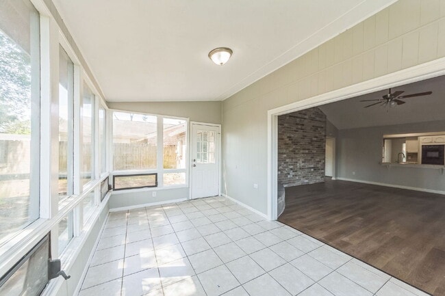 Building Photo - Charming & Spacious Home in La Porte!