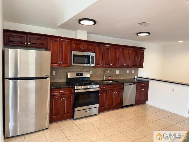 Building Photo - 2024 Grand Ave