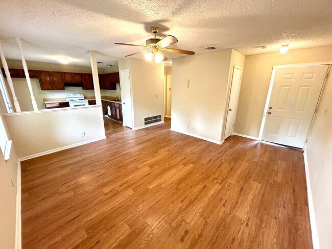 Building Photo - **APPLICATION RECEIVED** Convenient 2 Bedr...