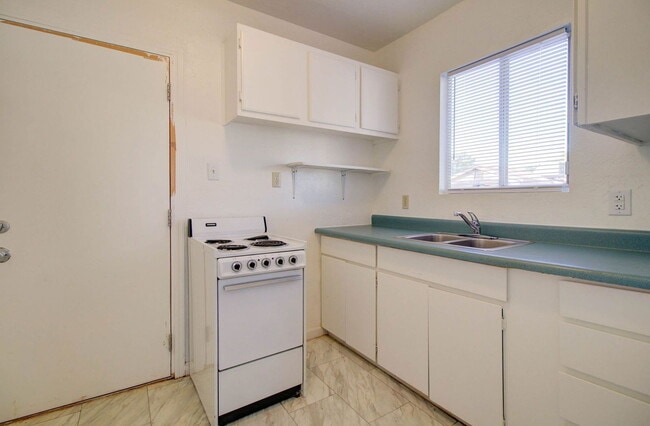 Building Photo - 9316 E Balsam Ave