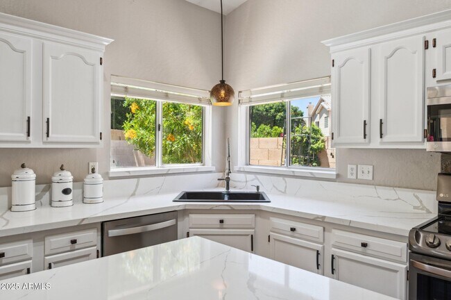 Building Photo - 758 S Lagoon Dr