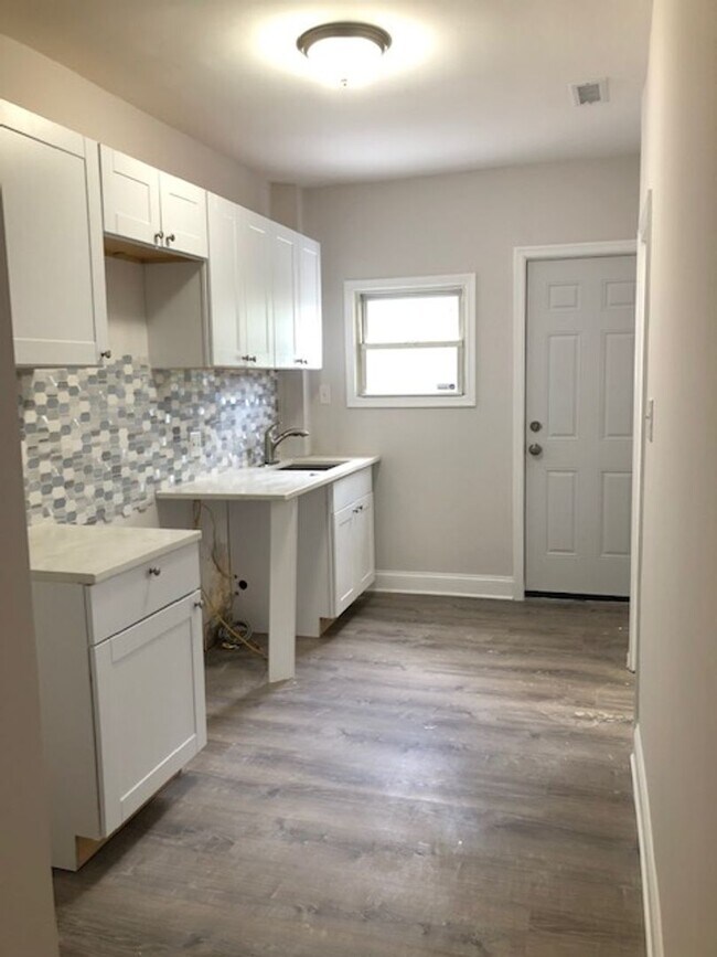 Building Photo - Beautiful and ready to move in 3 Bedroom, 1 Full Bath home just minutes from downtown!