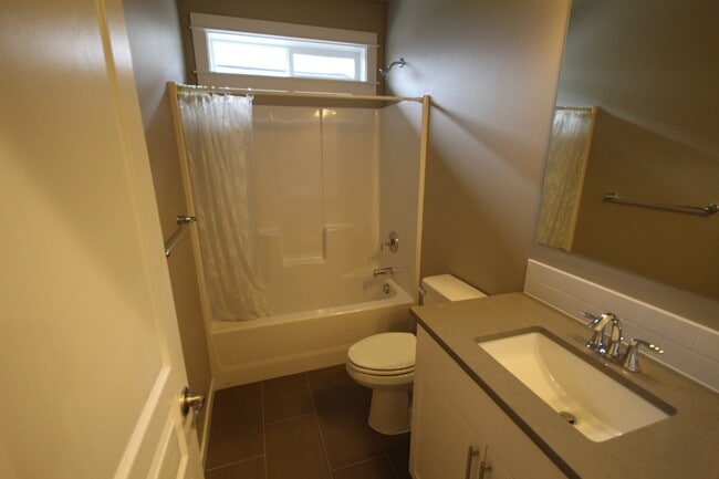 Building Photo - Like New Home Near Hospital, All Appliances, Air Conditioning, Fenced Yard, Dbl Garage