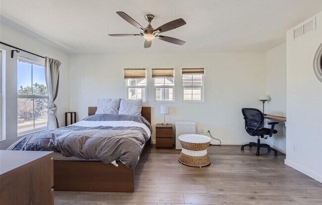 Building Photo - Huge room in a large shared home, private ...