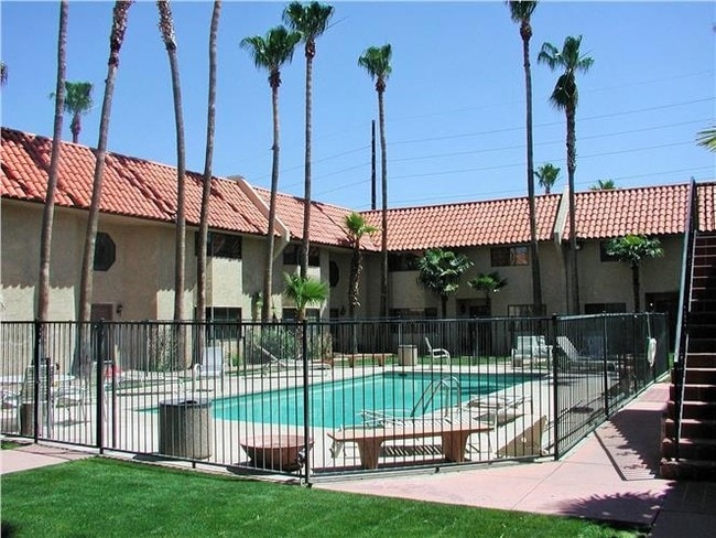 Building Photo - Regal Manor Townhomes
