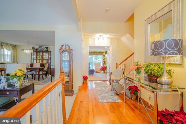 Building Photo - 245 Barclay Cir