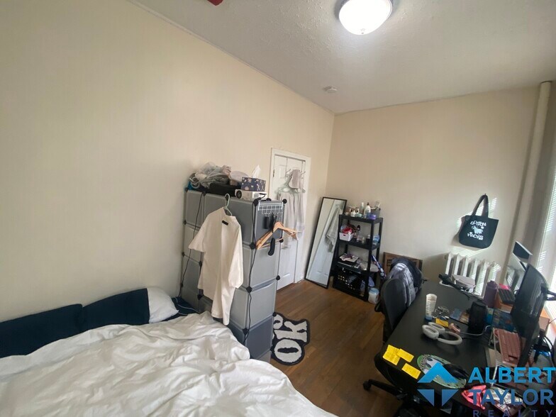 Building Photo - 466 Park Dr