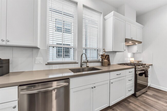 Building Photo - 2804 Grand Fountains Dr