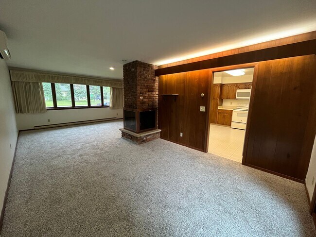 Building Photo - Lakeside 5 Bedroom 3 Bath Home Available N...