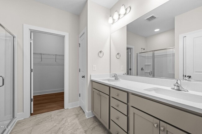 Building Photo - Deluxe 3 Bedroom End Unit Townhome - Avail...