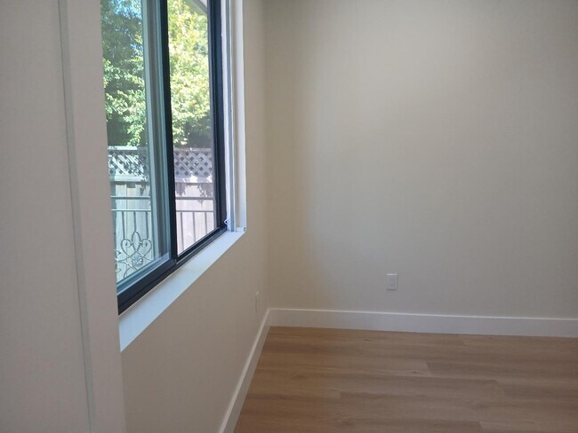 Building Photo - 523 Lancaster Way