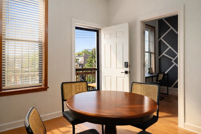 Building Photo - 906 N Damen Ave