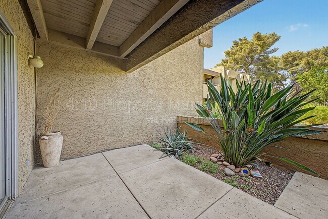 Building Photo - 4050 E Cactus Rd
