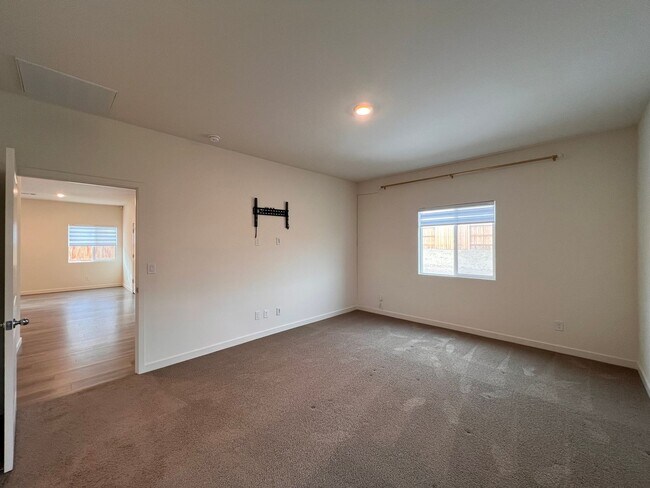 Building Photo - Beautiful newer, 4 Bedroom 2 Bath Home in Fernley