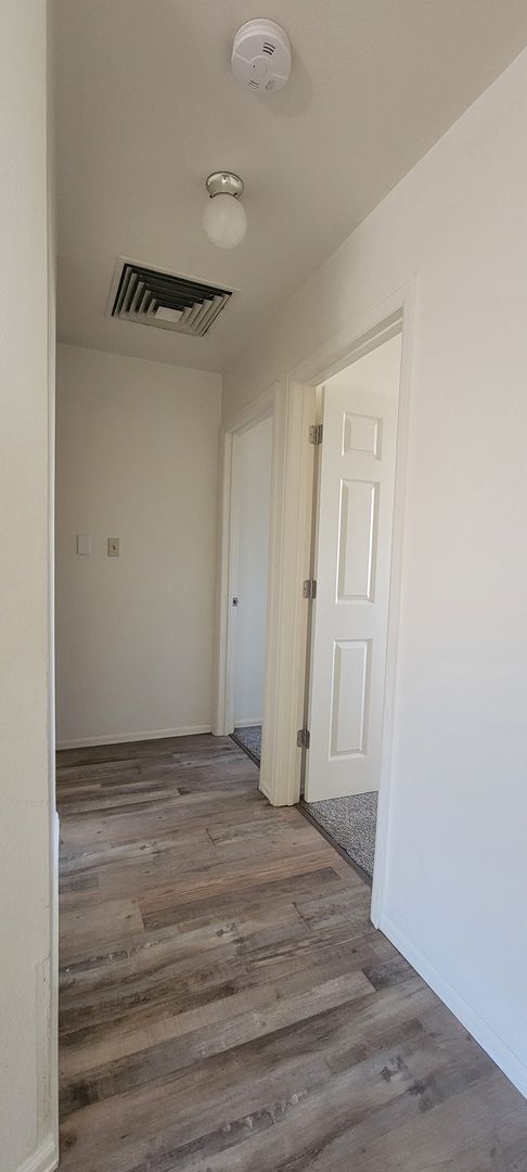 Building Photo - 2 Bedroom 1 Bath duplex