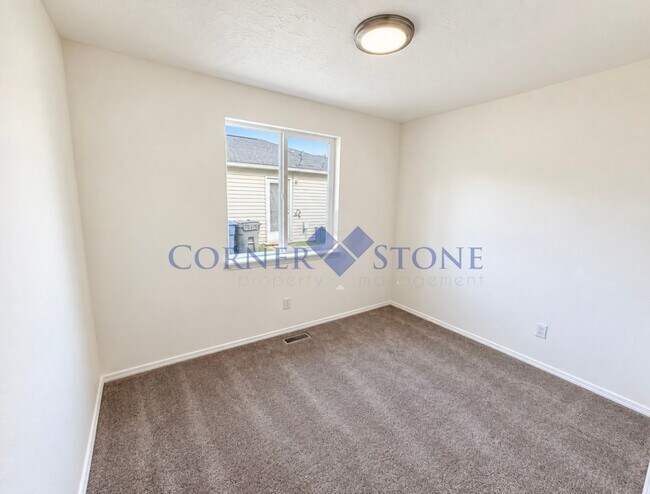 Building Photo - 807 E Cottage Ave