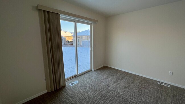 Building Photo - 3 Bed, 2.5 Bath - Beautiful Mountain Views - Close to JBER!