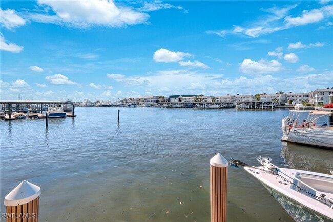 Building Photo - 800 River Point Dr