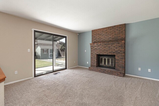 Building Photo - Two story home located near major shopping and restaurants!