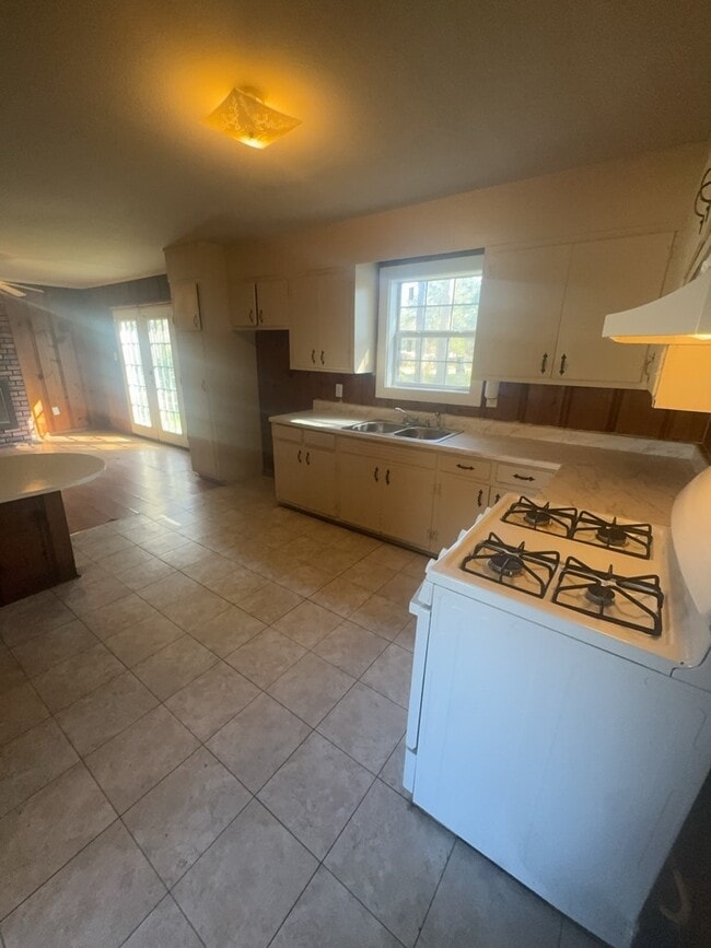 Building Photo - 905 Raymond Rd